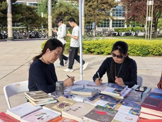 “你因书香驻足 我为知识买单”精品图书巡展活动0-3