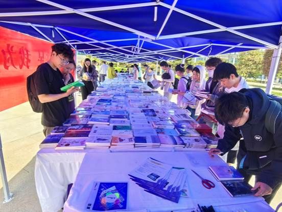 “你因书香驻足 我为知识买单”精品图书巡展活动0-2